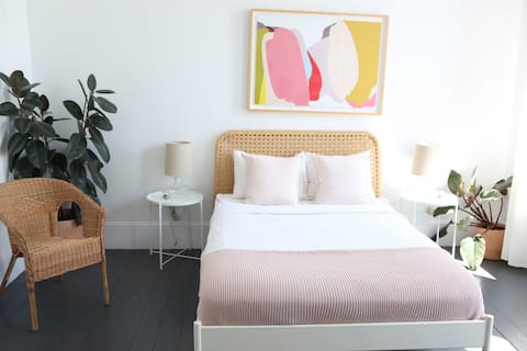 Successful Airbnb property: 03. The Burlington Hotel in Westlake