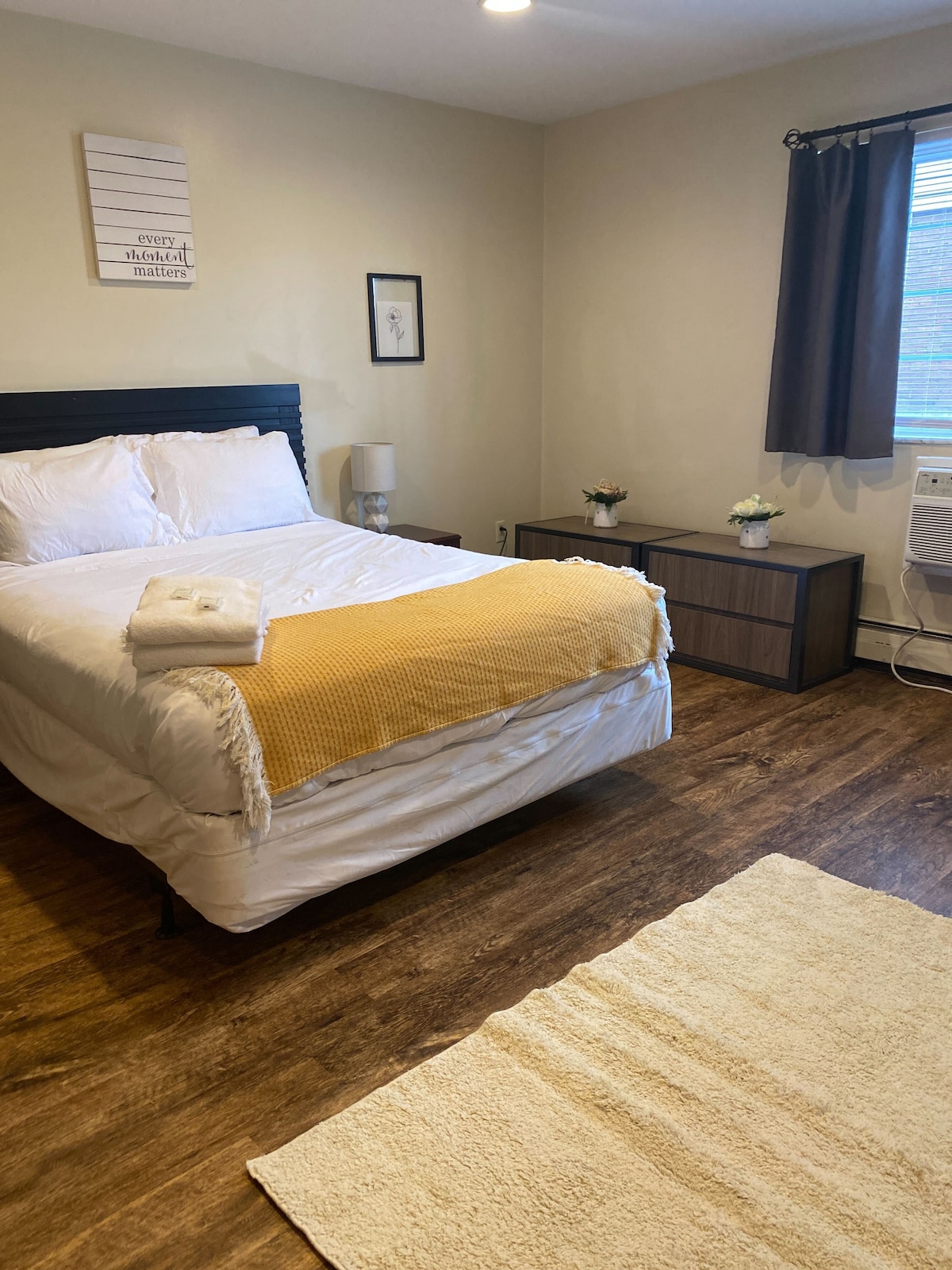 Samo 4 minute hoda do kampusa Ohio State i Newport Music Halla, ovaj simpatični studio ima udoban bračni krevet, radni stol, potpuno opremljenu kuhinju, Vizio 50" smart TV, brzi internet i 1 BESPLATNO parkirno mjesto sve u srcu kampusa Ohio State.