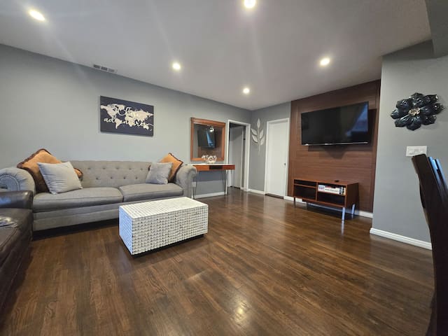 Walk to Sofi or Intuit – Large 4Bed House