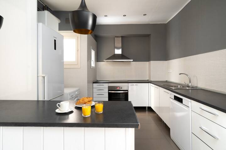 TSA Gran Via | 4 Bed Spacious Apartment gallery image 5