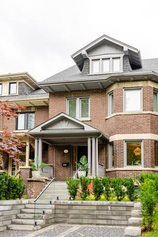 Spacious luxury home by Casa Loma gallery image 4