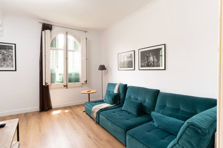 TSA Gran Via | 4 Bed Historic Apartment gallery image 4