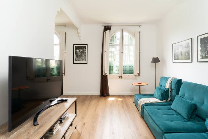 TSA Gran Via | 4 Bed Historic Apartment gallery image 3