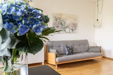 Leistungsstarkes Airbnb: MyFavorite: 2 Rooms, parkview, next to Metro, AC in Favoriten