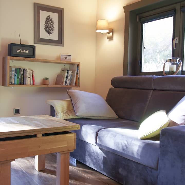 Boombox, una lista de reproducción especial preparada para ti, libros y juegos de mesa están a tu disposición . En In The Wood, pasarás momentos especiales, lejos del mundo, cerca unos de otros.