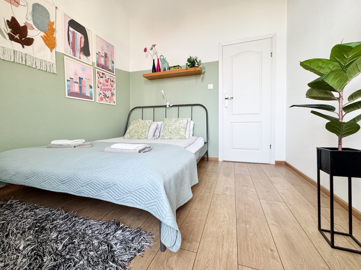 dormitorio #1 [cama tamaño queen 160x200 cm]