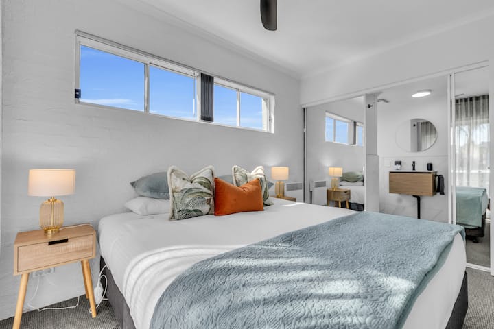 Central, Modern, Clean And Amazingly Awesome! - Pambula Beach
