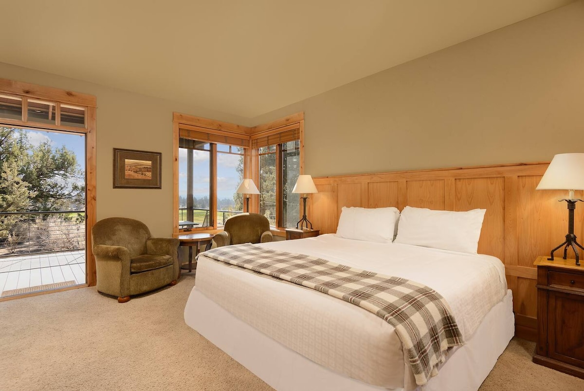 Chambre 4 - Équipée d'un lit king size moelleux, d'un placard pour le rangement, d'un espace de travail, d'un petit coin salon, d'une télévision à écran plat, d'une kitchenette, d'une salle de bains attenante et d'un accès au patio.