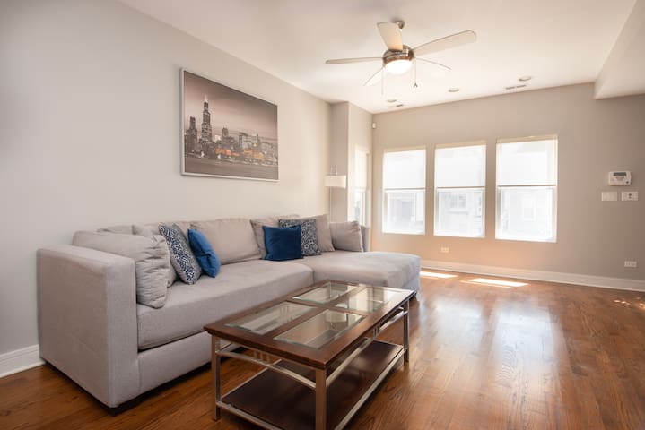 Luxury Duplex RoscoeVillage/Wrigley Free Parking