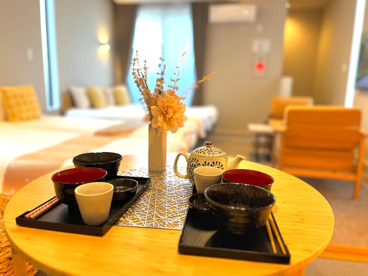 Hay espacio de tatami en el dormitorio superior.