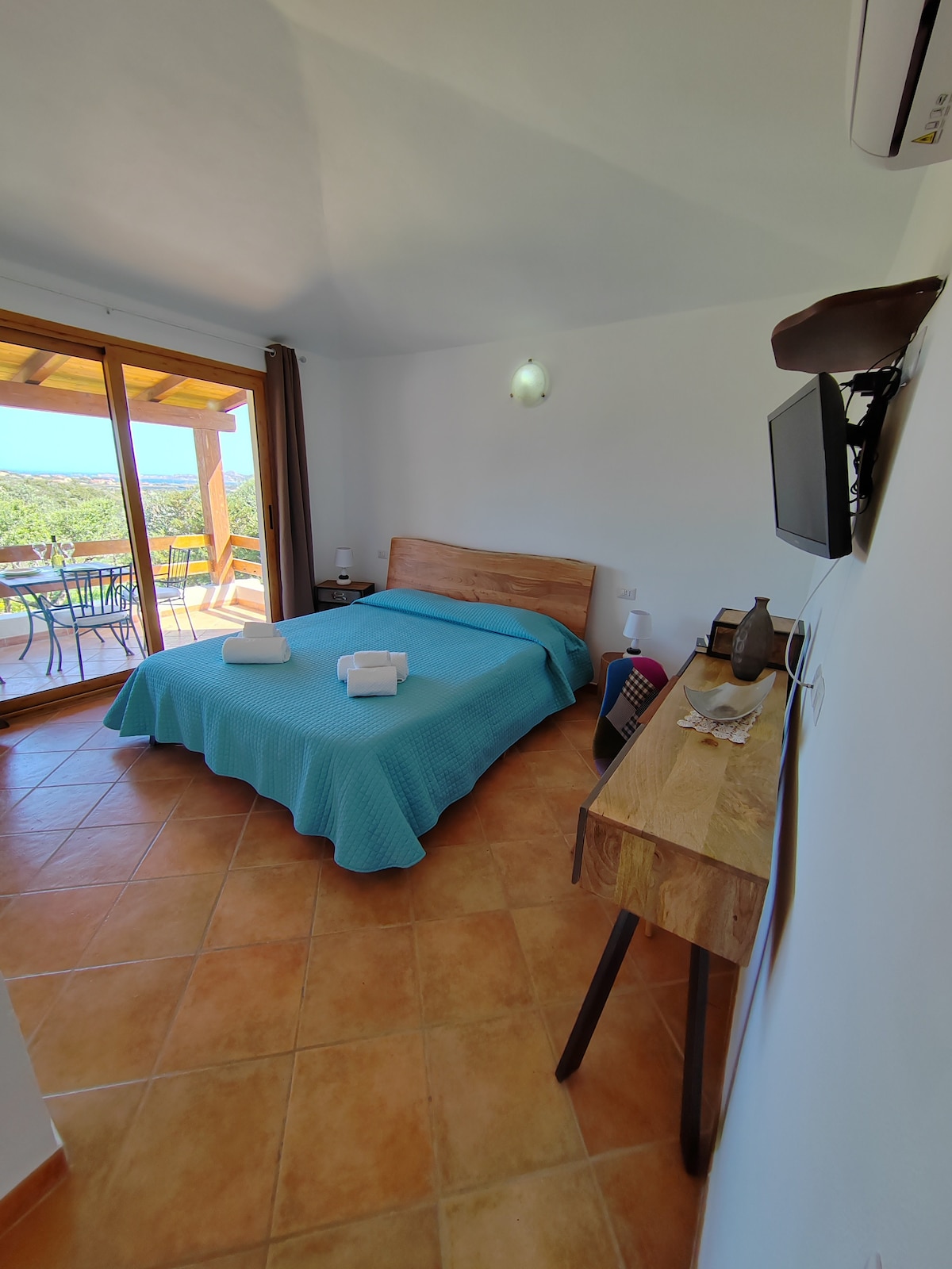 Ოთახი ვერანდით, რომელიც ზღვას გადაჰყურებს. 