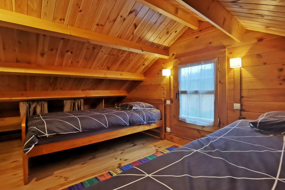 Соба на поткровје со два единечни кревета, совршена за родители и деца во Chalets de Kerescar во Плуарзел.