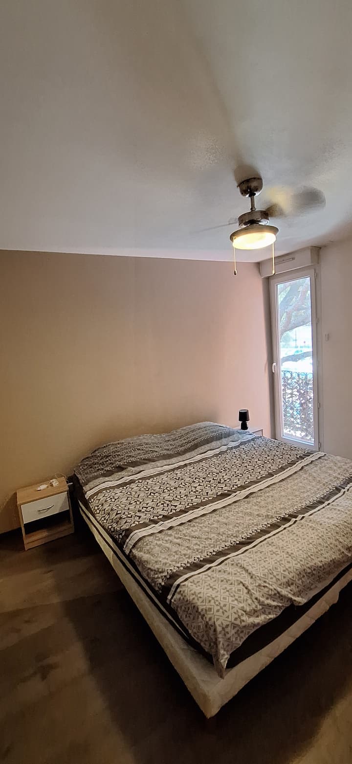 Spálňa 2 s kúpeľňou, vaňou a WC.
Lôžko 180 x 200