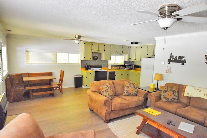 Natural Waterfall, Pond, 2+ acres of dog paradise! - Houses for