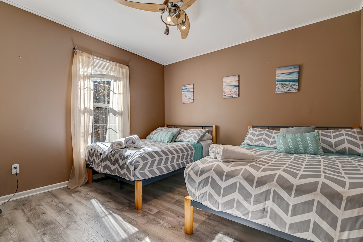 Doživite šarm udobne spavaće sobe koja se nalazi na glavnoj etaži, a u njoj se nalaze dva bračna kreveta na kojima mogu spavati čak četiri gosta! Ovaj je posebni smještaj savršen za one koji se žele opustiti bez hodanja stepenicama. Uživajte u praktičnosti.