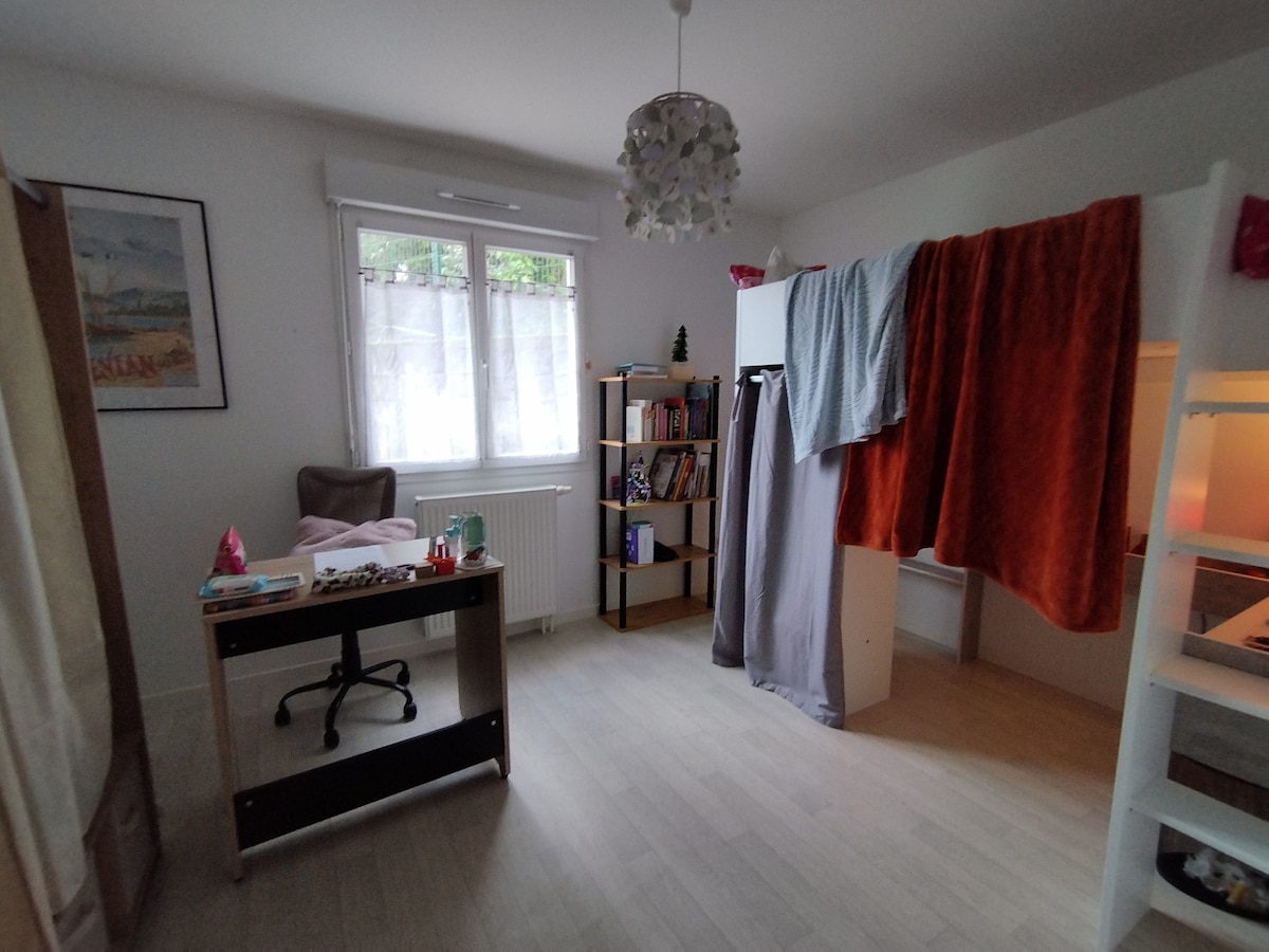 第二间卧室，提供高床、架子和书桌，可应要求在地板上添加床垫