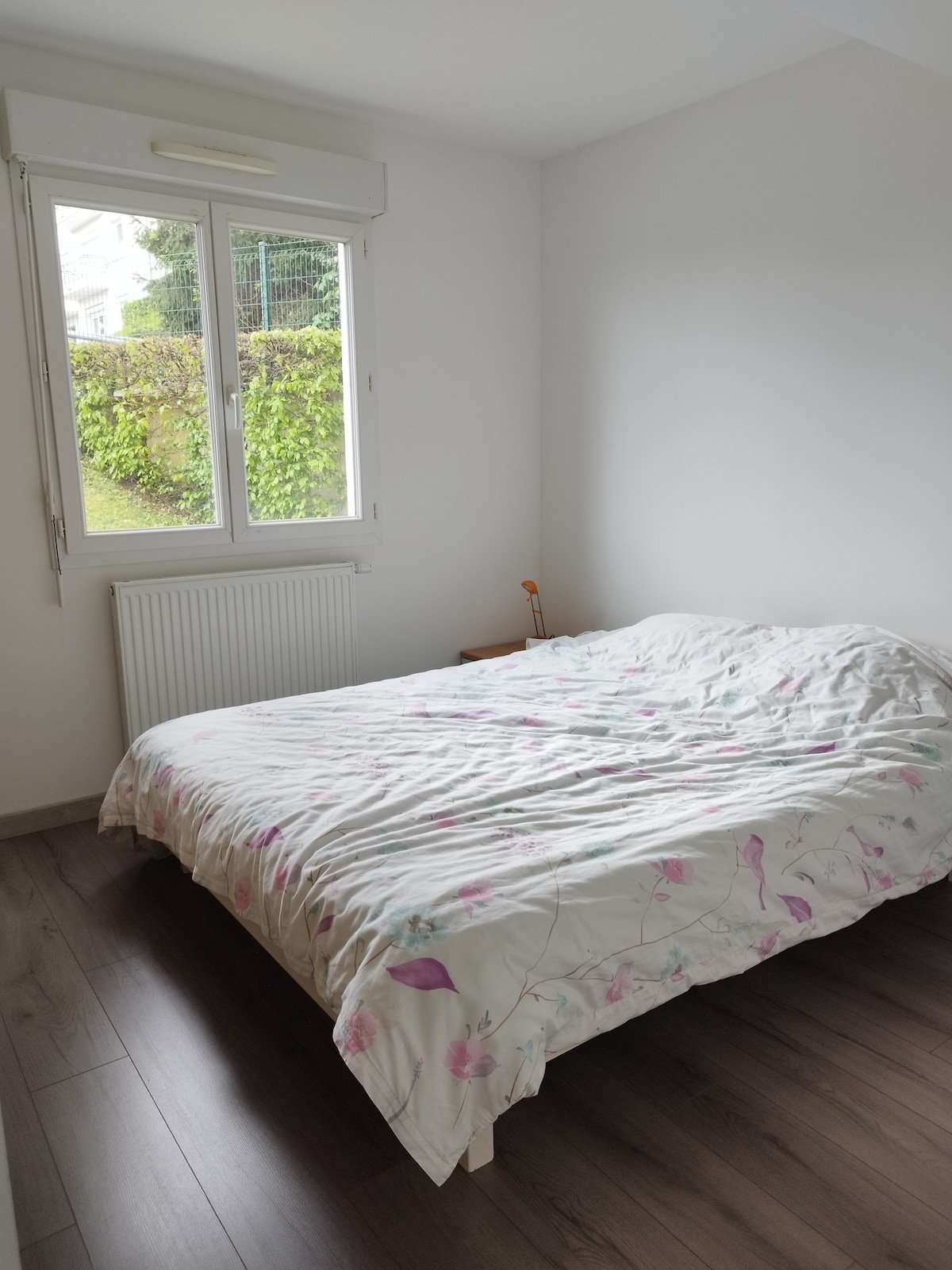 1号卧室，提供双人床、小办公室和架子 