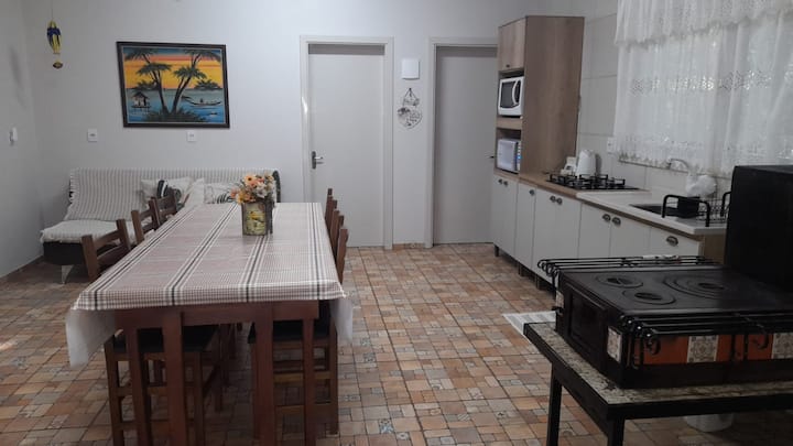 Kitanda cha sofa kiko nyuma ya meza