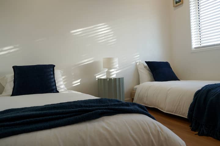 Este dormitorio ofrece 2 camas individuales cómodas y bajas que se apilan en una cama individual. Mantente como son o apila,  dejando “tanto espacio para las actividades”. La habitación adicional ideal, perfecta para niños, amigos o huéspedes que buscan un espacio divertido y flexible.
