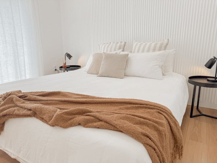 El dormitorio principal de este ático premium de Cabarita Beach cuenta con una cama tamaño king, baño privado y acceso directo a un balcón privado. Disfruta escuchando olas e impresionantes vistas al atardecer sobre Bogangar, creando el refugio perfecto después de un día junto al océano.