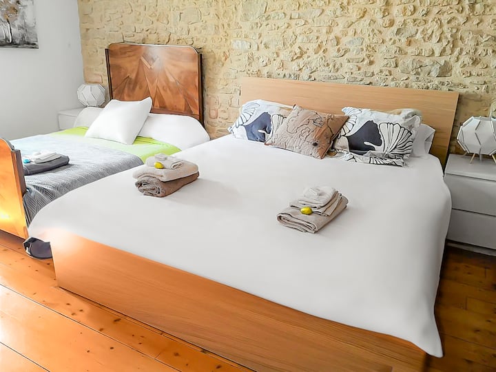 Coquelicot - 2 grands lits grande armoire et étagère