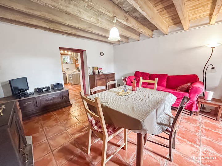 TOURNESOL - Salon/ Salle à manger avec banquette, fauteuils, TV, lecteur CD et DVD, livres, jeux devant sa cheminée.