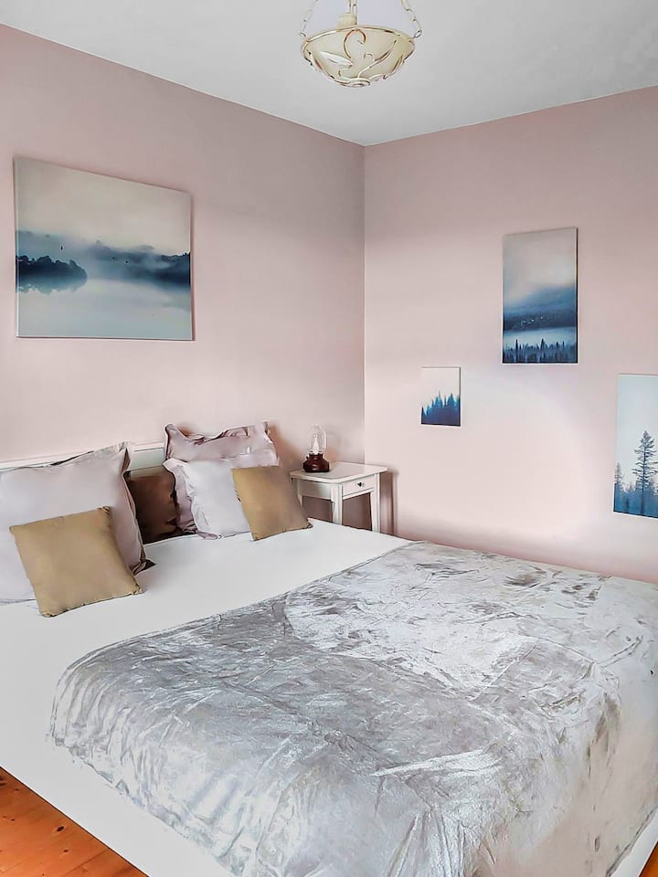 Coquelicot - Grand lit grande armoire avec sdb privative