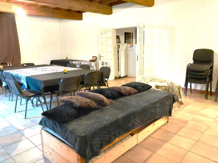 COQUELICOT - 2ème salon au RDC - avec banquette/lit individuel - en partage avec Salle à manger/salle de réception, lecteur CD, cheminée et fauteuils.