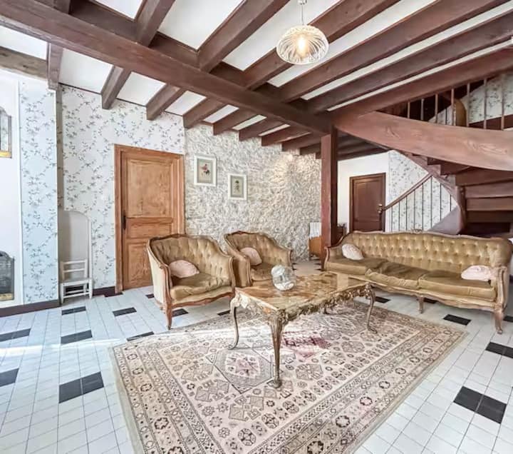 PASSIFLORE - Salon avec canapé, fauteuils, TV, lecteur DVD et CD, livres, jeux...
Vous avez dans chaque gîte des tongs mises à disposition comme chaussons. Un parapluie et un chausse pied sont également présents. Vous avez un radiateur ou une clim.