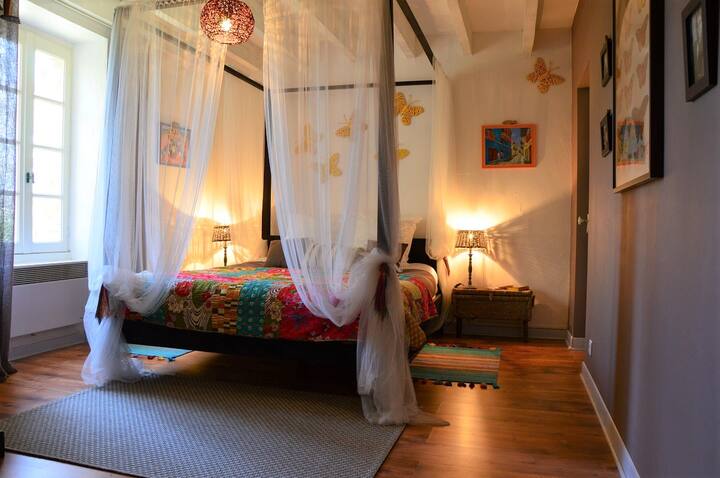 Passiflore avec grand lit au RDC avec wc privatif et séparé de la sdb