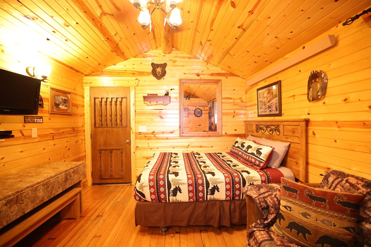 Letto matrimoniale a Bears Den Cabin.
