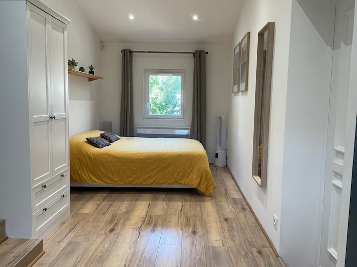 חדר שינה 3 - קומת קרקע - 140 מיטות - נוף לגינה - מאוורר קירור