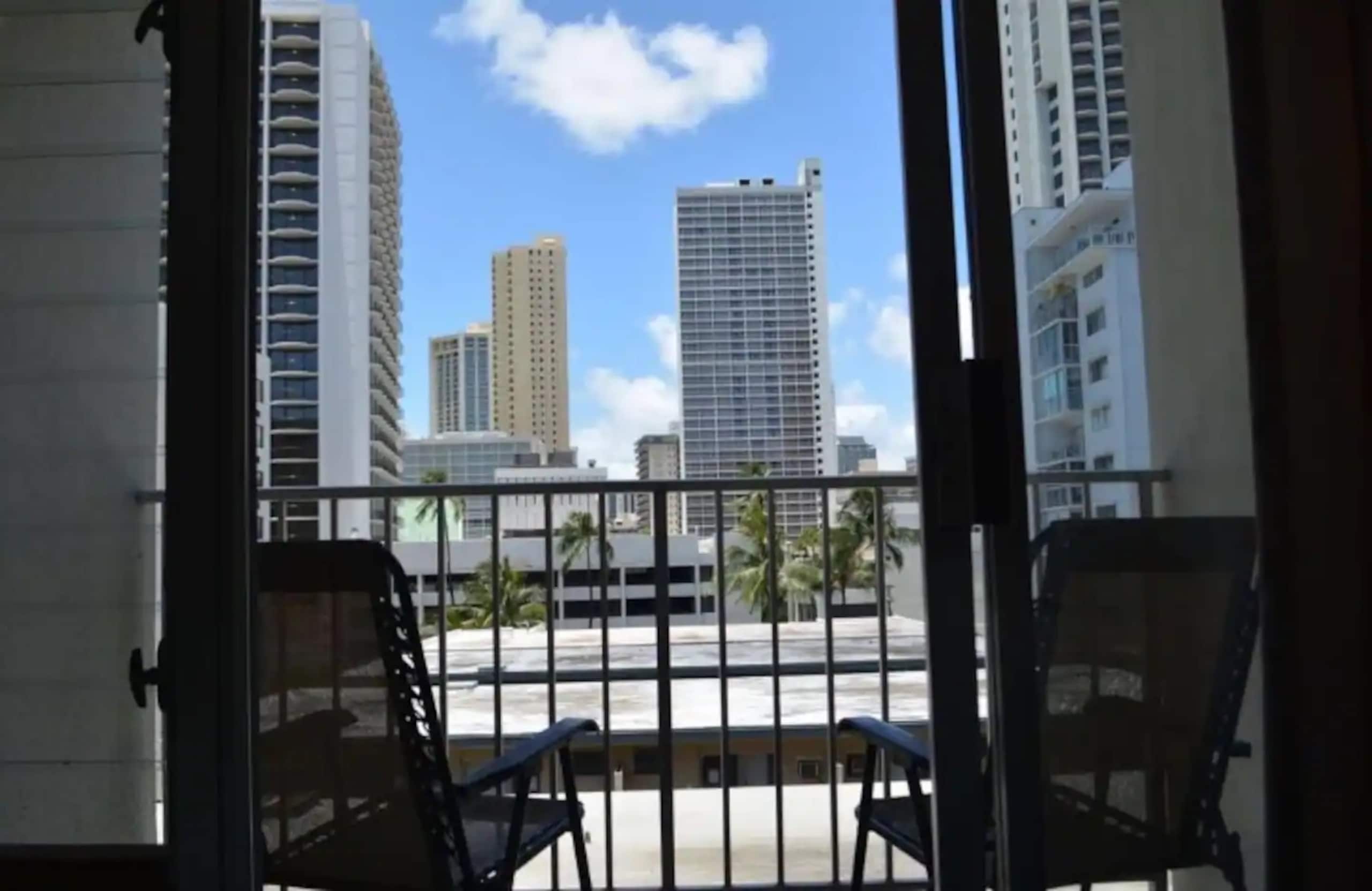 Condo in Honolulu · ★4.64 · Studio · 2 beds · 1 bath - Image 12