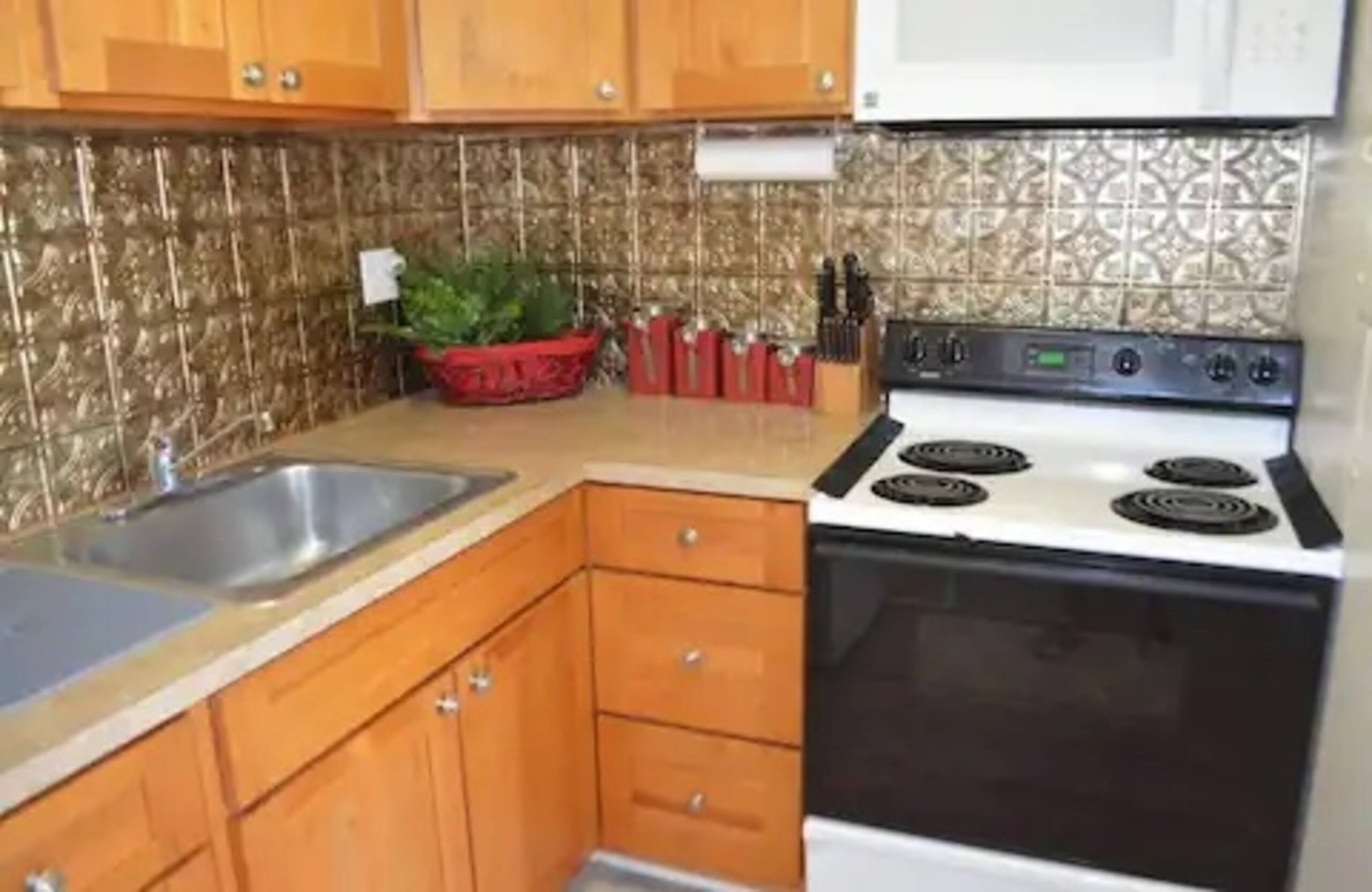 Condo in Honolulu · ★4.64 · Studio · 2 beds · 1 bath - Image 4