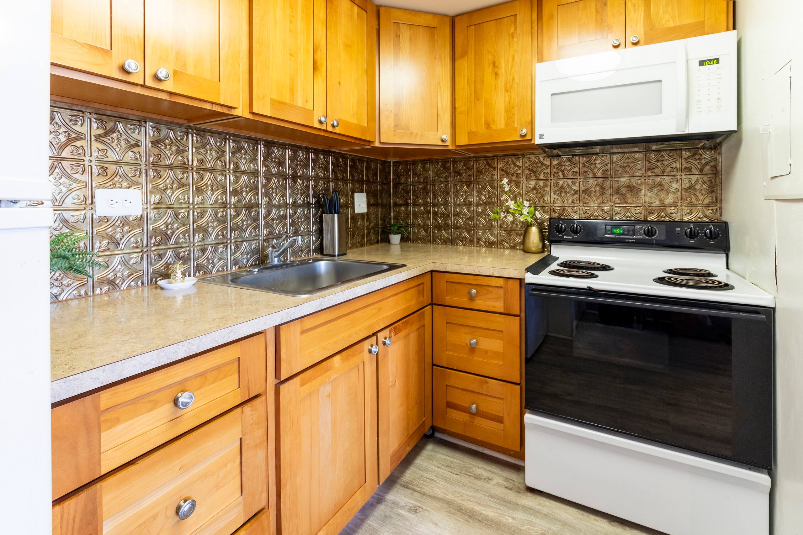 Condo in Honolulu · ★4.64 · Studio · 2 beds · 1 bath - Image 3