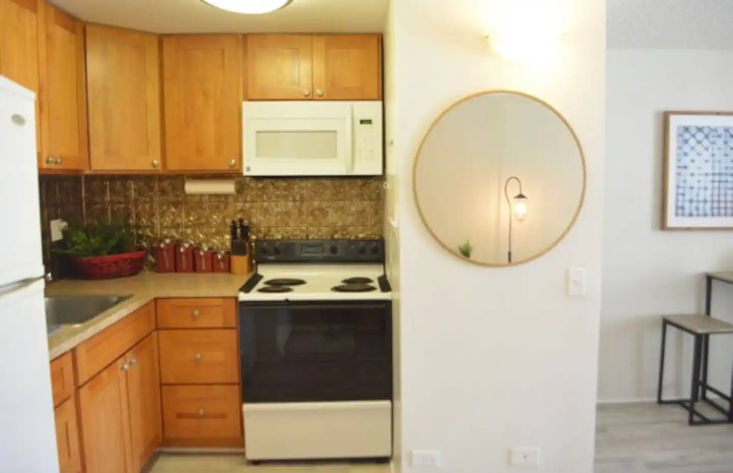 Condo in Honolulu · ★4.64 · Studio · 2 beds · 1 bath - Image 5