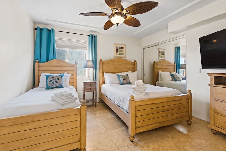 Segundo dormitorio con una cama matrimonial y una cama individual