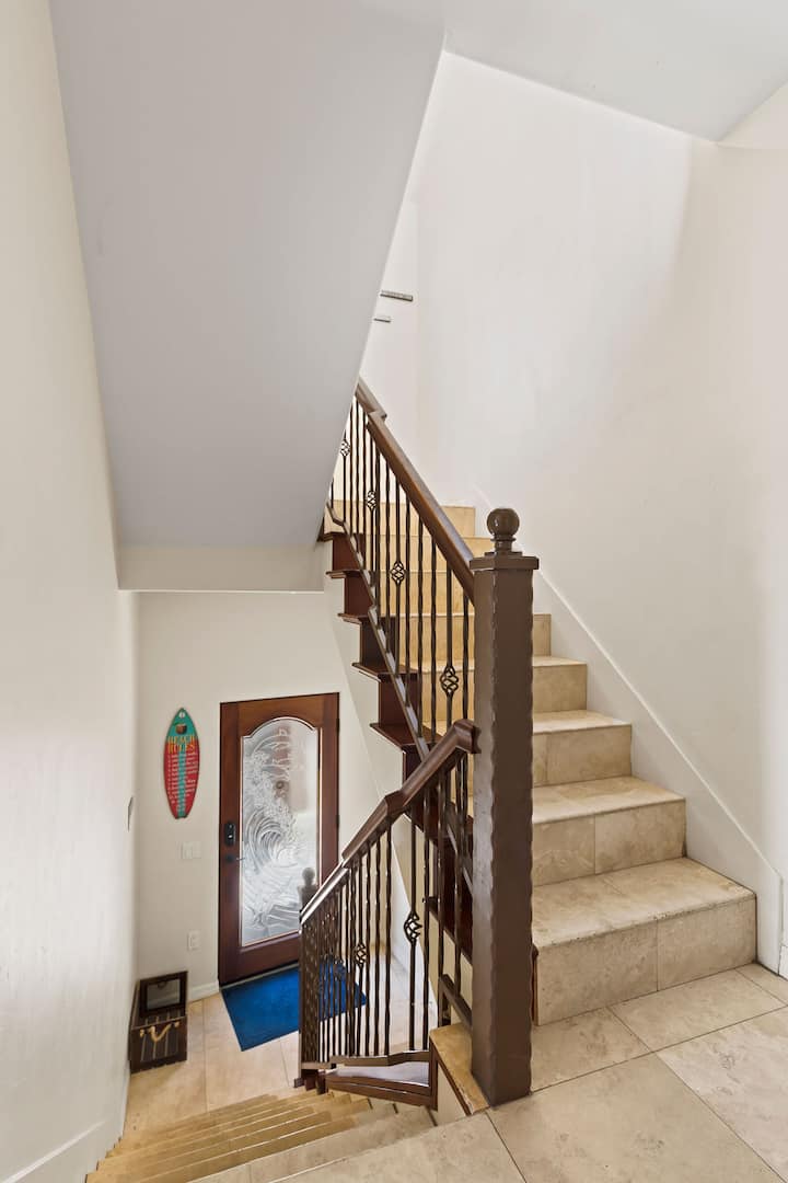 Nivel principal, escaleras que bajan a la puerta principal y las escaleras que suben al nivel de la habitación. 