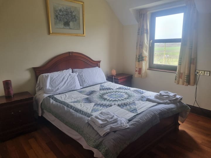cama tamaño king .v. toallas secador de pelo en el inodoro de la ducha