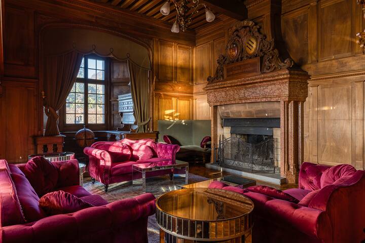 Antique apartment in the XV century Castle gallery image 3