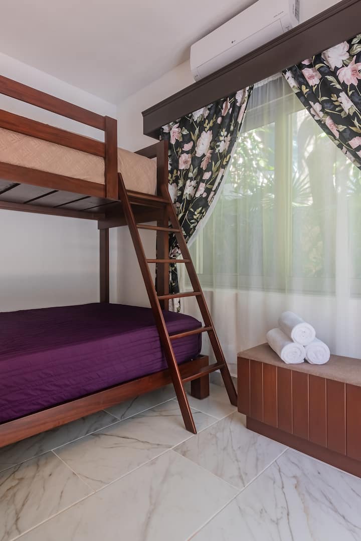 The bottom bed is a queen size bed and the top bed is a singel size bed