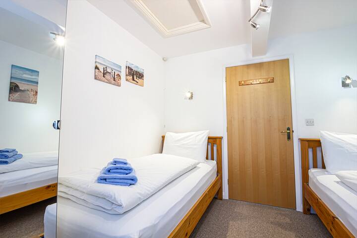 Habitación doble con dos dormitorios.