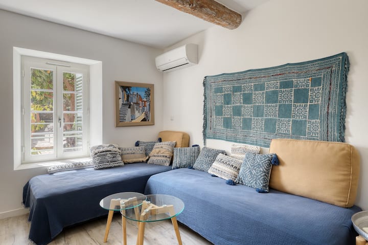 Дневна соба која може да се претвори во соба од затворен тип со можност за 1 брачен кревет или 2 единечни кревета
