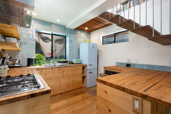 Venice Beach Rooftop House+Parking+Steps to Ocean gallery image 3