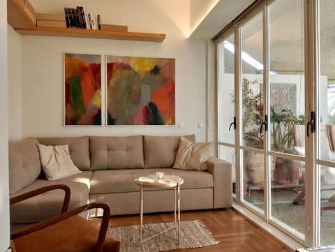 Popular Airbnb listing: Sunny Studio Penthouse in center of Athens in ΦΩΚΙΩΝΟΣ ΝΕΓΡΗ
