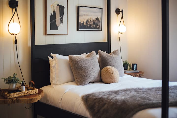 Primárna spálňa : Objavte pohodlie matraca s vankúšom s posteľnou bielizňou a luxusnou posteľnou bielizňou. Doprajte si pohodlie s kaviarňou a oddýchnite si so županmi zo šatníka. Užite si zábavu na inteligentnej televízii a vychutnajte si dokonalú noc v