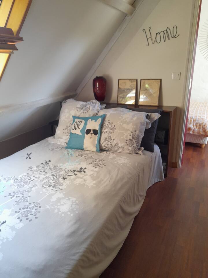 divan krevat në mes të dhomës në katin e parë: dhoma gjumi 2