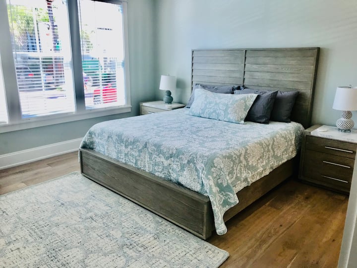 Dhomë gjumi "king" me suitë, kati i parë.