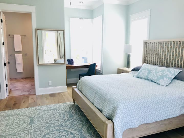 Suita kryesore Grande, me kënd tavoline, hapësirë për t 'u ulur, hyrje në verandë. 