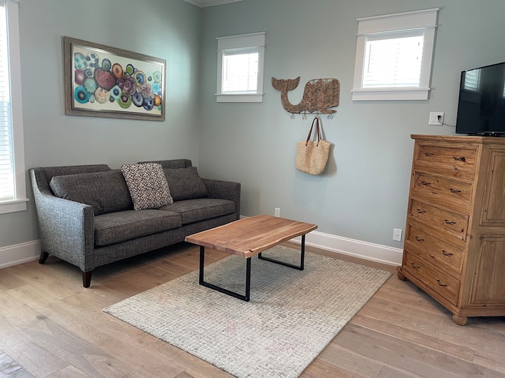 Dhomë gjumi e harkuar me krevat dopio "queen" mbi dhomën e fjetjes "queen", me hapësirë për t 'u ulur. 
Nuk ka divan.
Kati i dytë.